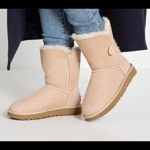 Tan button Ugg’s